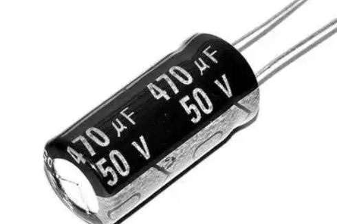 与固态电容相比，钽电容的成本如何?